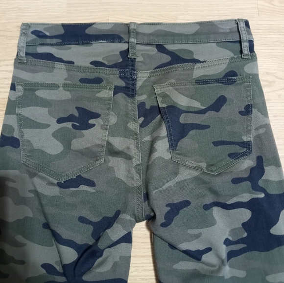 Gap camouflage jeans. EUC.  Worn twice. Size 26. - Picture 4 of 11